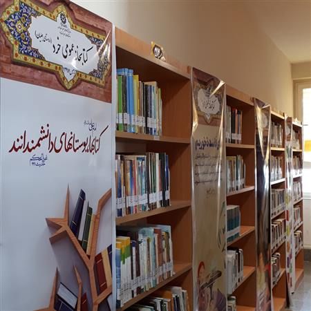 رنگ سفید برچسب هایی که در قسمت عطف کتاب نمایان است بر روی تمام کتاب های بخش بزرگسال در مخزن اصلی وجود دارد .