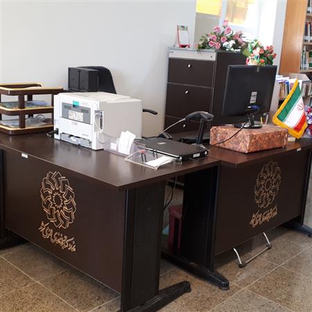 میز کتابدار و بخش ثبت امانت و بازگشت کتابخانه ، در این بخش اعضاء کتاب های انتخابی خود را ثبت و به امانت می گیرند .
