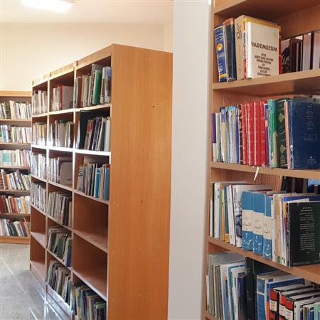 در تمام بخش های کتابخانه کتاب ها بر اساس چینشی خاص قرار گرفته است به همین دلیل از جابجا کردن آن باید پرهیز شود .